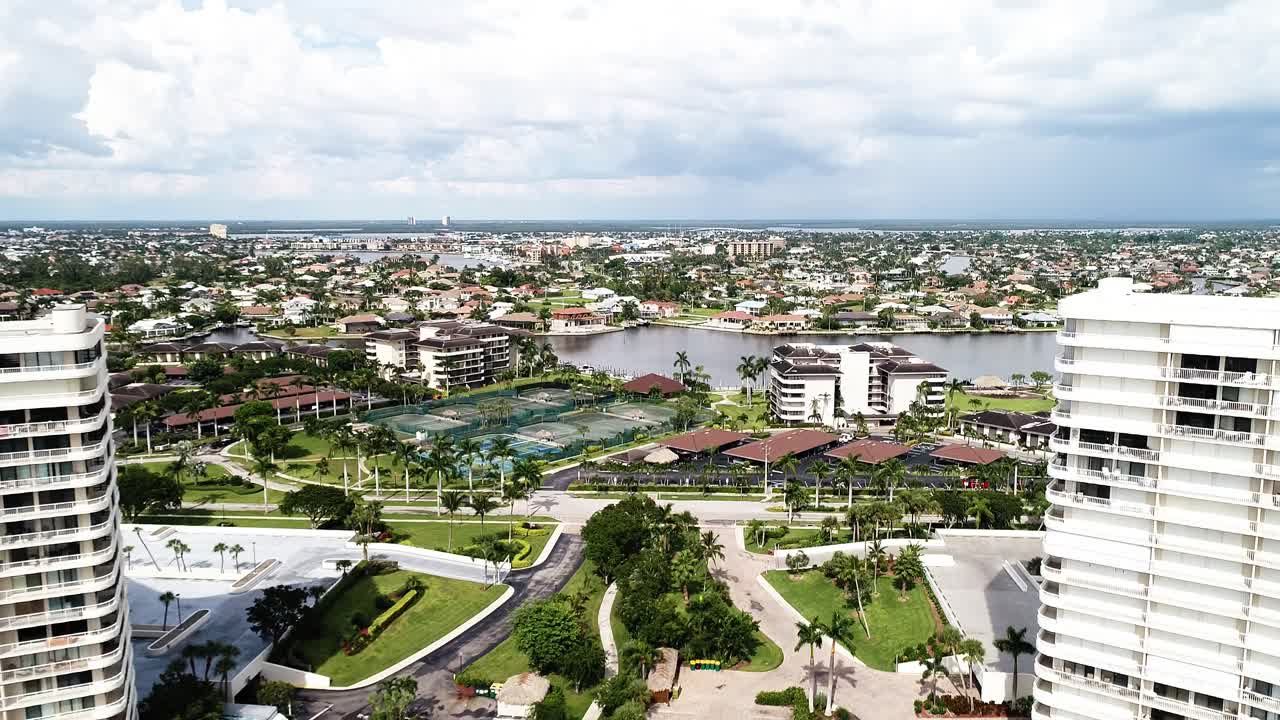 플로리다 주 마르코 아일랜드의 타이거테일 해변을 따라 있는 고층 콘도미니엄