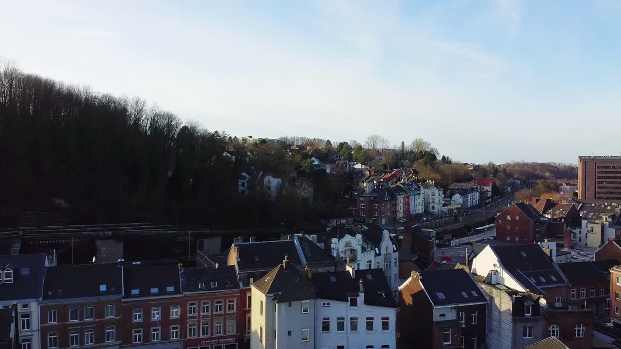 독일의 역사적인 도시인 라인랜드의 스톨베르크를 둘러싼 주거 건물과 함께 한 풍경입니다.