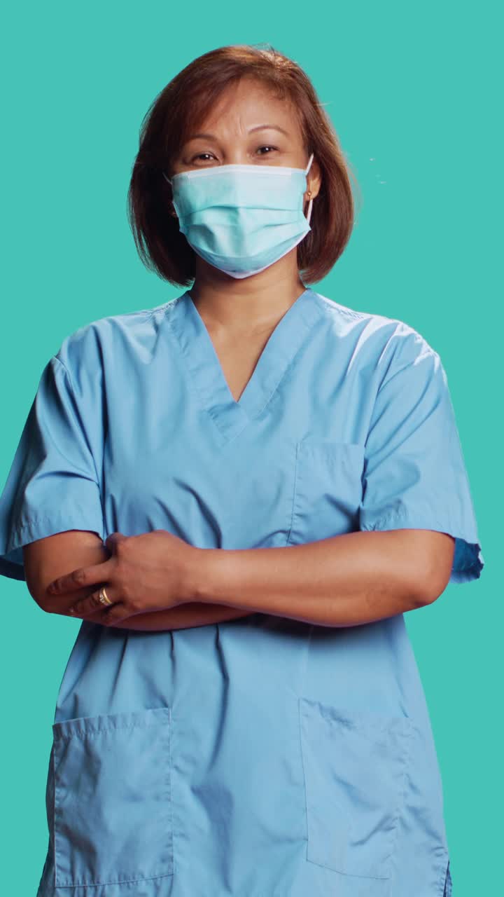 Retrato de uma enfermeira com máscara facial