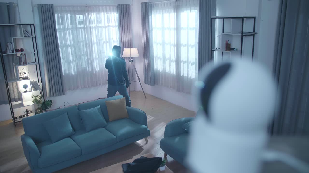 Irruzione in casa ripresa da telecamera di sicurezza