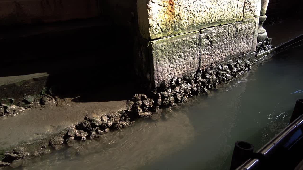 이탈리아 베니스의 오래된 구조물을 지나는 대운하를 가로지르는 곤돌라 보트