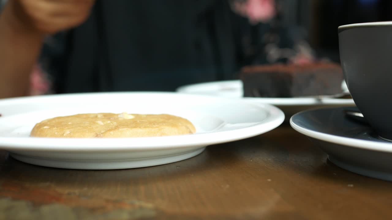 쿠키와 커피를 즐기고