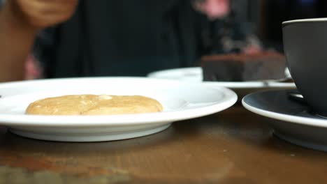 disfrutando de galletas y café