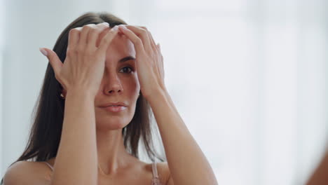 Fröhliches-Model-Mit-Schmuck-Im-Badezimmer,-Nahaufnahme.-Lächelndes-Mädchen-Berührt-Haar