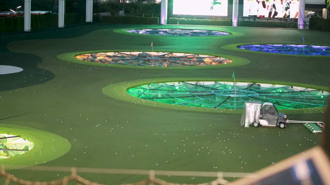 자동화된 기계가 골프장에서 공을 수집합니다.