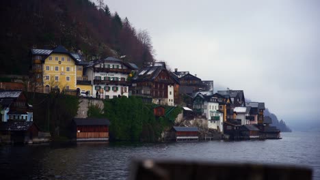 Clip-Filmado-En-Europa-En-Austria-Desde-Un-Pueblo-Llamado-Hallstatt-Que-Está-Junto-A-Un-Lago