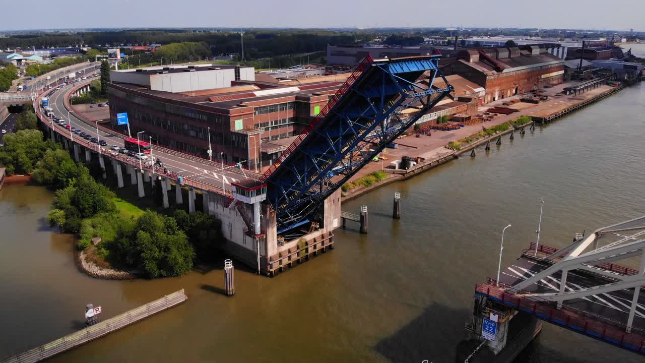 Broen over floden Noord ved Alblasserdam åbner i Holland - luftfoto