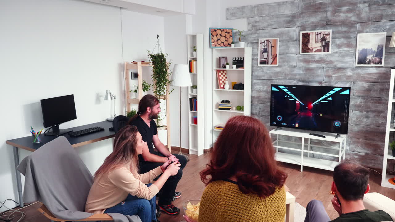 유쾌한 백인 친구들이 비디오 게임을 하고 있습니다.