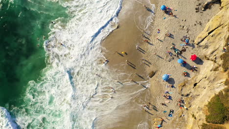 Strandbesucher-Genießen-Den-Sommer-Beim-Schwimmen,-Entspannen-Und-Surfen-Am-Sandstrand-In-La-Jolla,-Kalifornien