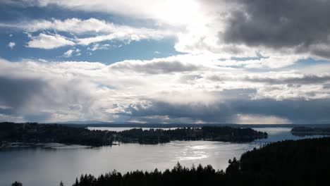 Las-Espectaculares-Nubes-Onduladas-Reflejan-El-Sol-De-La-Tarde-En-El-Prístino-Sonido-De-Puget,-Washington,-Hiperlapso-Aéreo