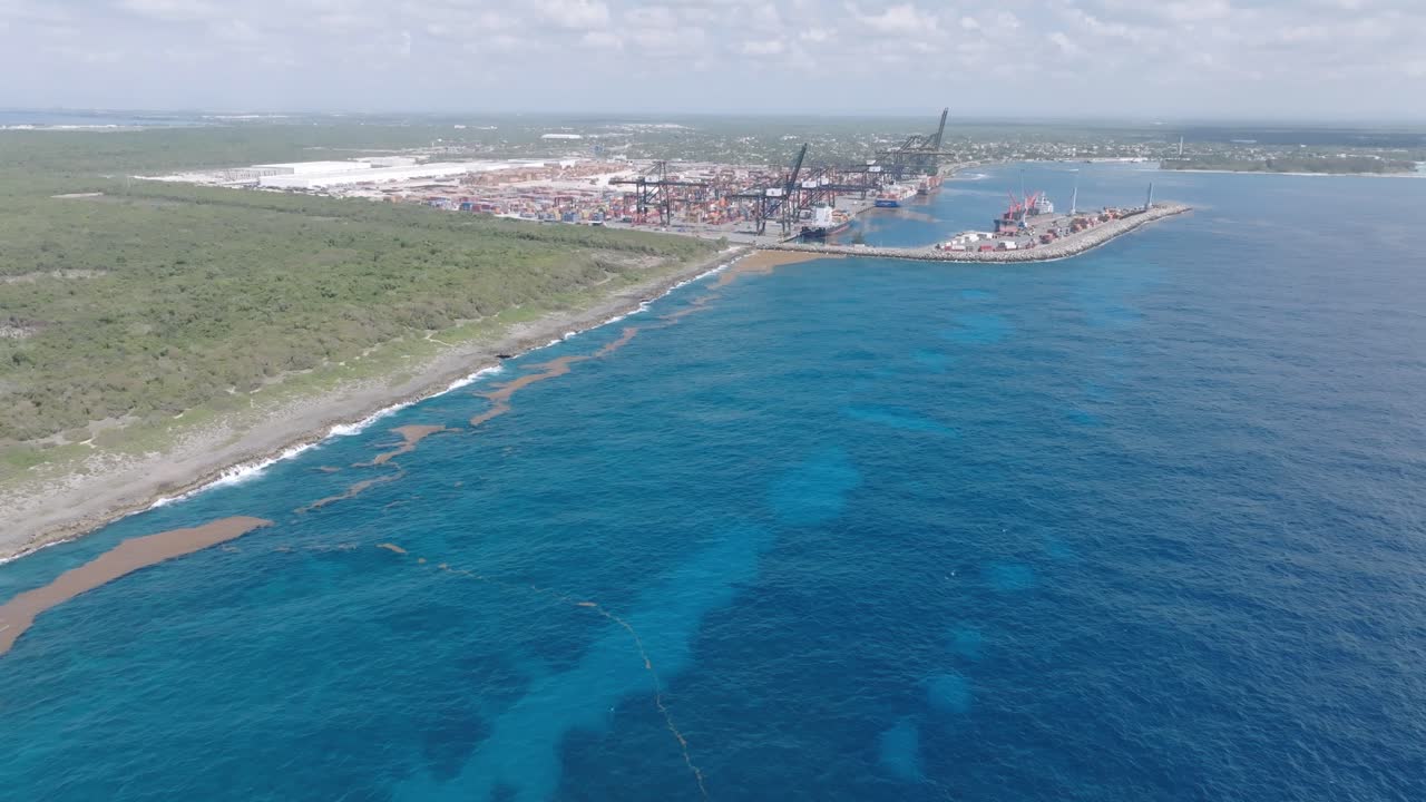 산업용 멀티모달 카우케도 항구와 카리브 해의 파란 물의 공중 촬영