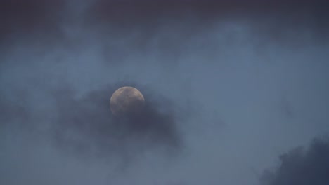 Toma-De-Tiempo-De-Una-Luna-Llena-Que-Se-Eleva-En-El-Cielo-Oscurecida-Por-Nubes-Oscuras-Rodantes