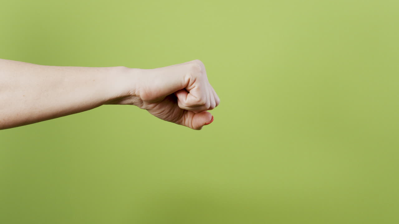 남자와 여자는 서로 형제 주먹을 제공