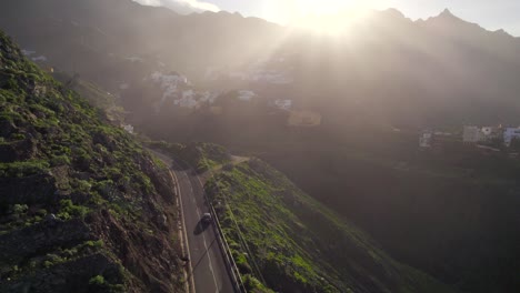 Luftaufnahme-Des-Autos,-Das-Bei-Sonnenuntergang-Im-Anaga-nationalpark,-Teneriffa,-Entlang-Des-Dorfes-Taganana-Fährt