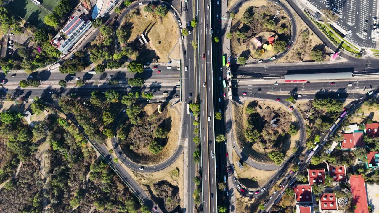 Drone footage of a descending flight over a busy cloverleaf interchange