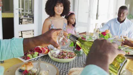 Video-Einer-Afroamerikanischen-Familie,-Die-Zeit-Miteinander-Verbringt-Und-Draußen-Zu-Abend-Isst