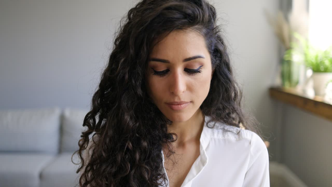 hermosa mujer joven sonriente y segura