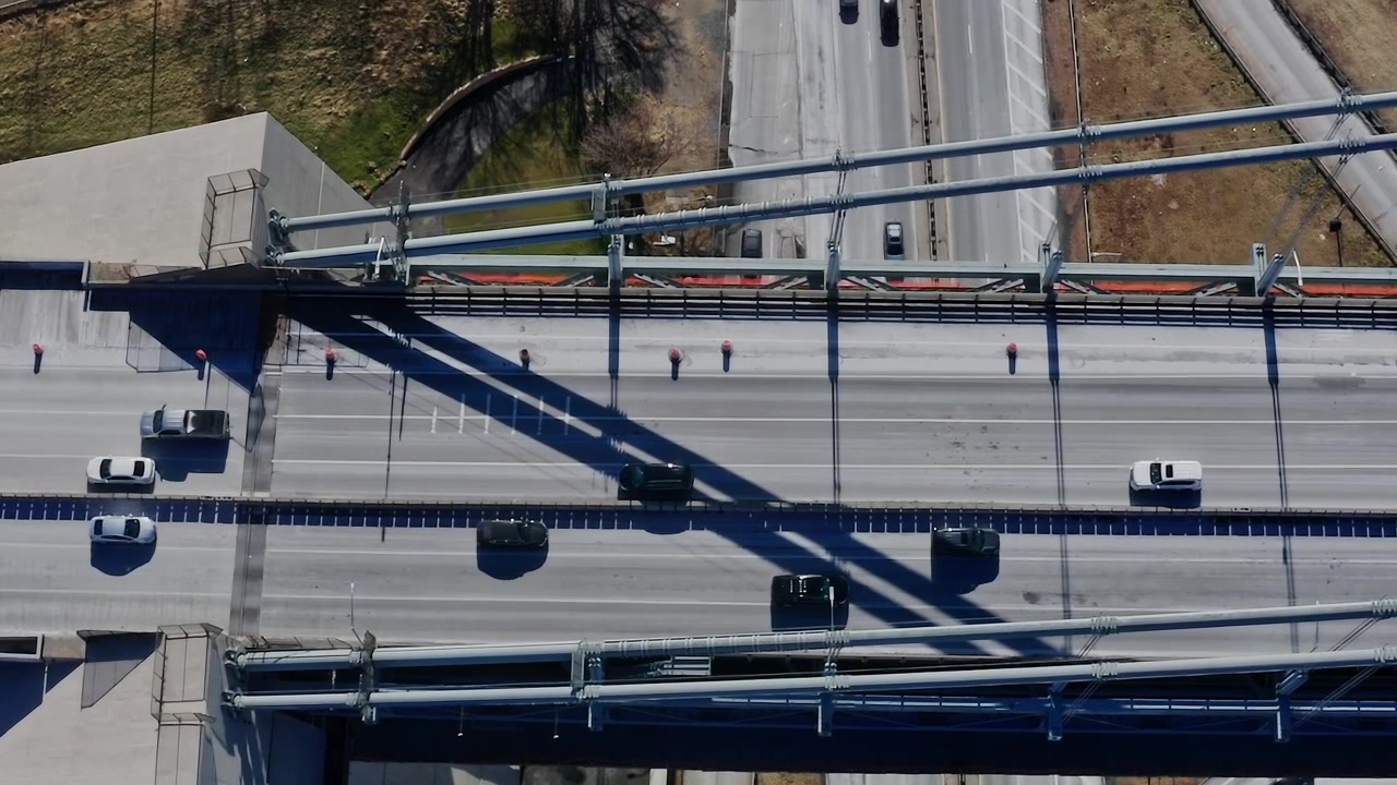 Vista del Puente Verrazzano en Nueva York con tráfico en la carretera de abajo.