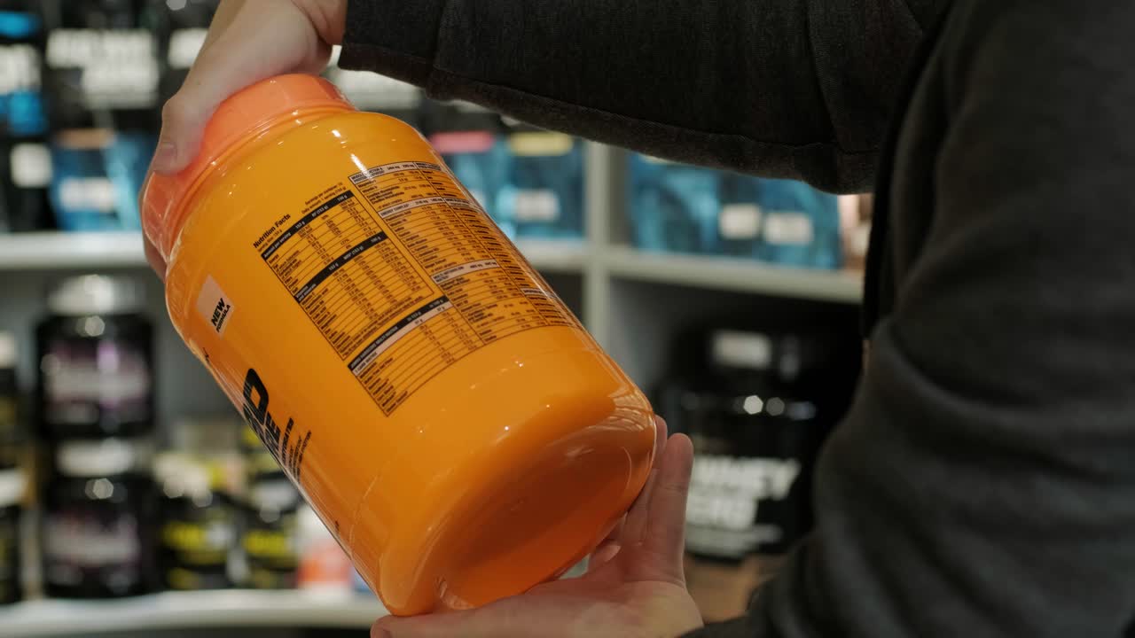 interior de la tienda de nutrición deportiva con una gran selección de suplementos nutricionales.