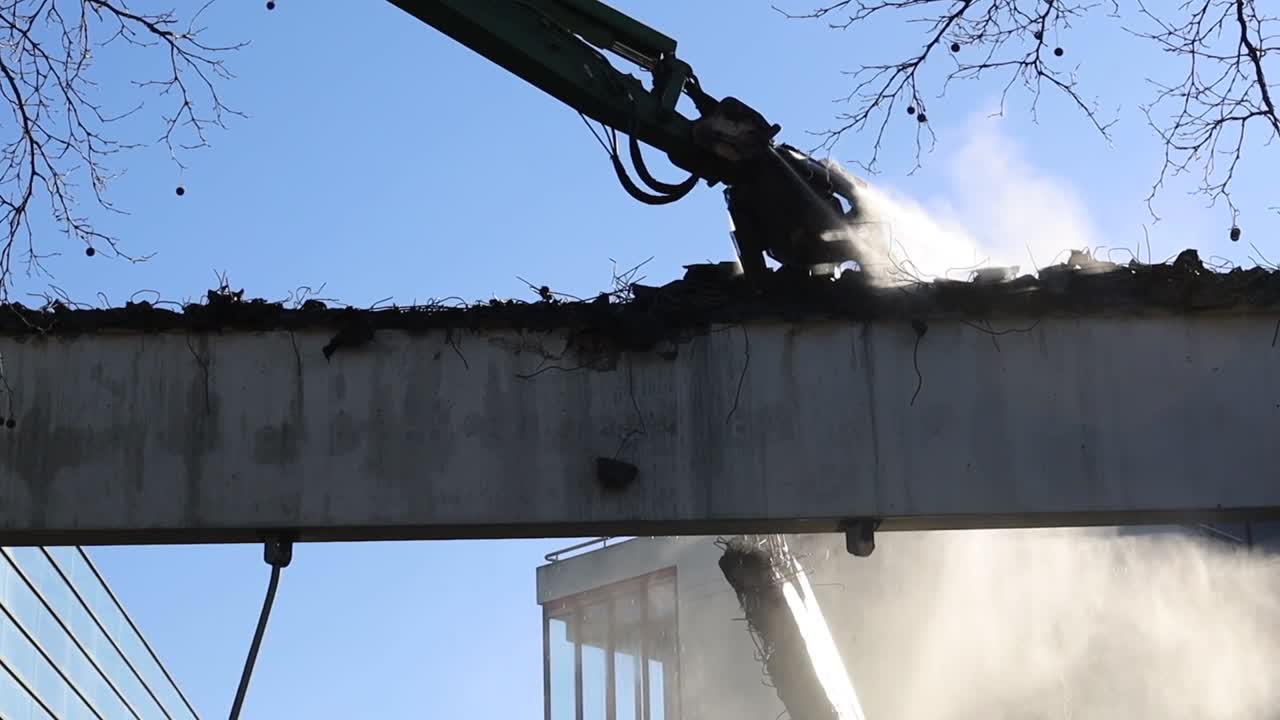 Gru di demolizione che smonta parti di un edificio