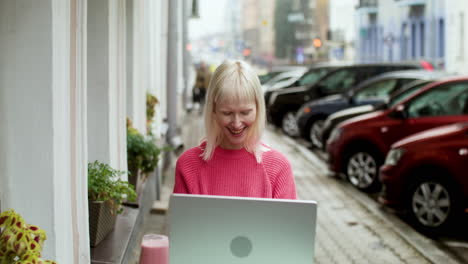 Blonde-Frau-Führt-Videoanruf-Auf-Der-Terrasse