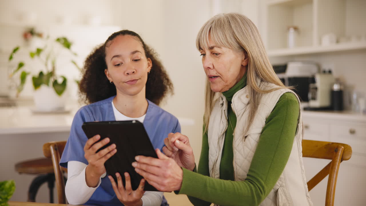 Risultati, tablet o assistente che consulta un paziente anziano