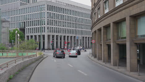 Coches-En-El-Semáforo-En-El-Centro-De-La-Ciudad-De-Frankfurt.