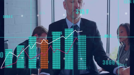 animación del procesamiento de datos financieros sobre diversas personas de negocios en la oficina