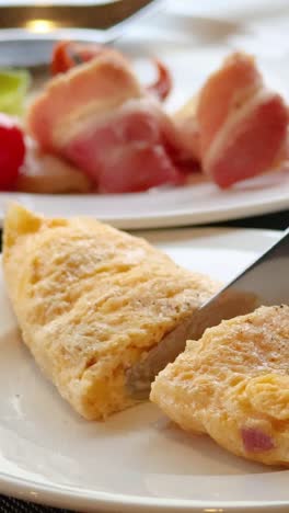 cortar en una tortilla esponjosa en un plato