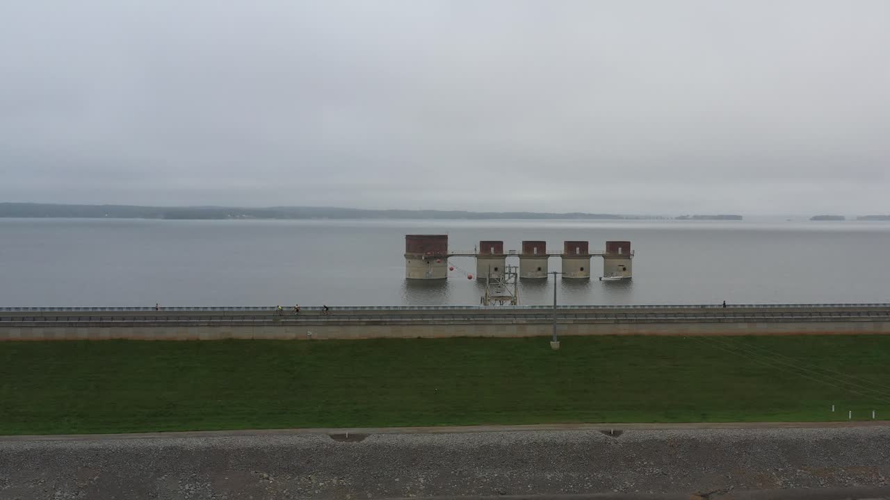 댐과 인접한 급수소에서 다리의 비행