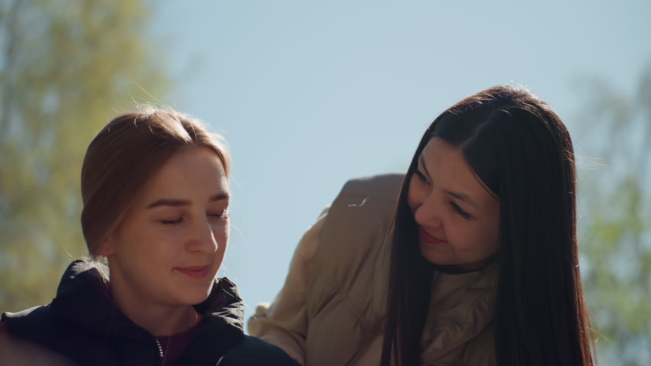 여성분들이 화창한 날씨에 공원에서 즐거운 시간을 보내고 있어요. 봄에 공원에서 여러 여성들이 미소를 지으며 이야기를 나누고 있네요. 머리 색깔이 다른 친구들이 화창한 봄날 오후에 공원에서 웃음과 응원을 나누고 있어요.