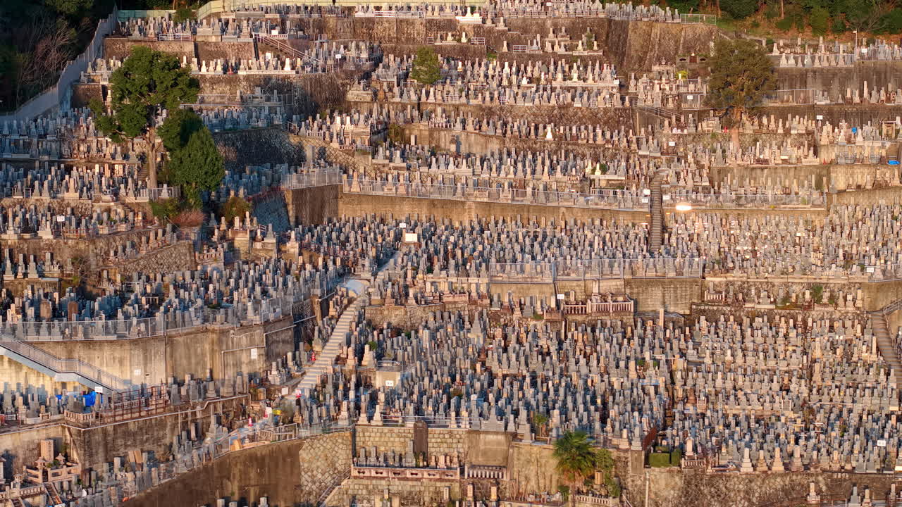Dronebillede i fugleperspektiv af Higashi Otani-kirkegården i Kyoto, Japan i dagslys