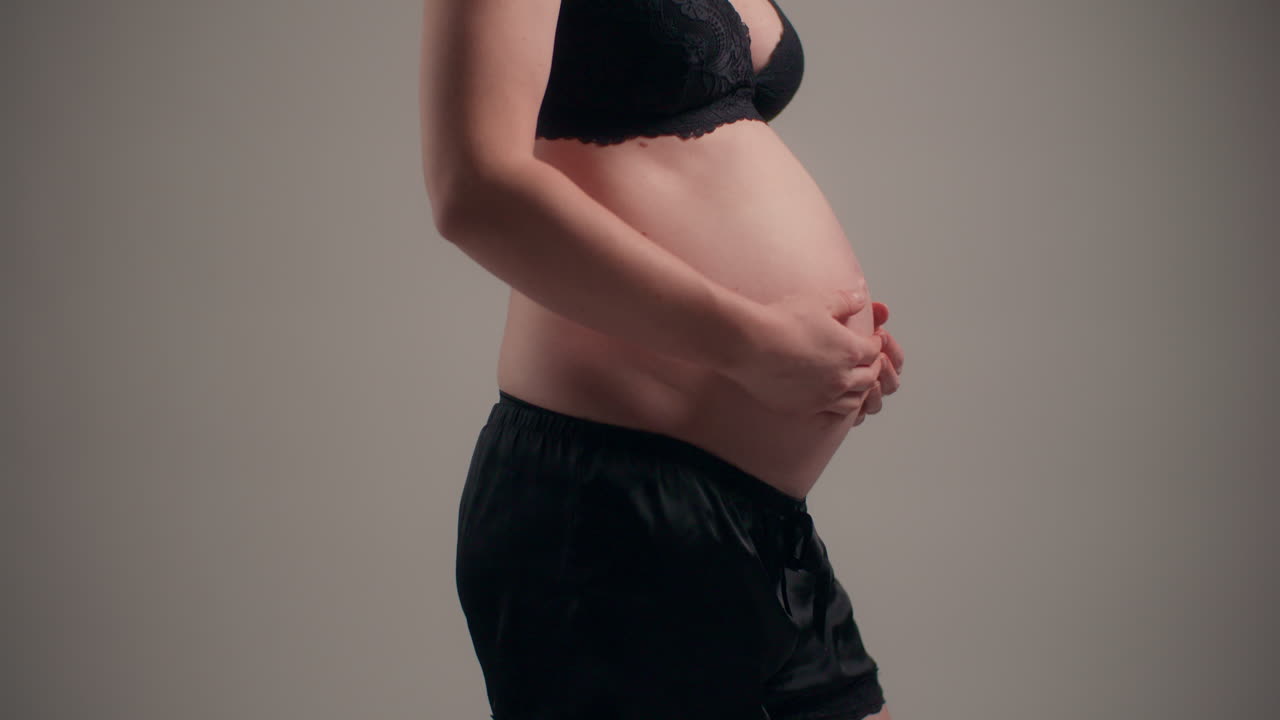 la mujer se toca el vientre durante el embarazo