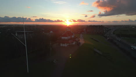 Sonnenuntergang-Hinter-Dem-Alten-Gebäude-Auf-Einem-Hügel-Mit-Anstieg-über-Dem-Stadtgebiet-Von-Fleetwood,-Großbritannien