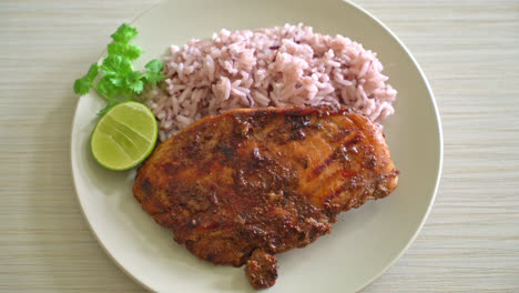 pollo picante jamaicano a la parrilla con arroz - estilo de comida jamaicana