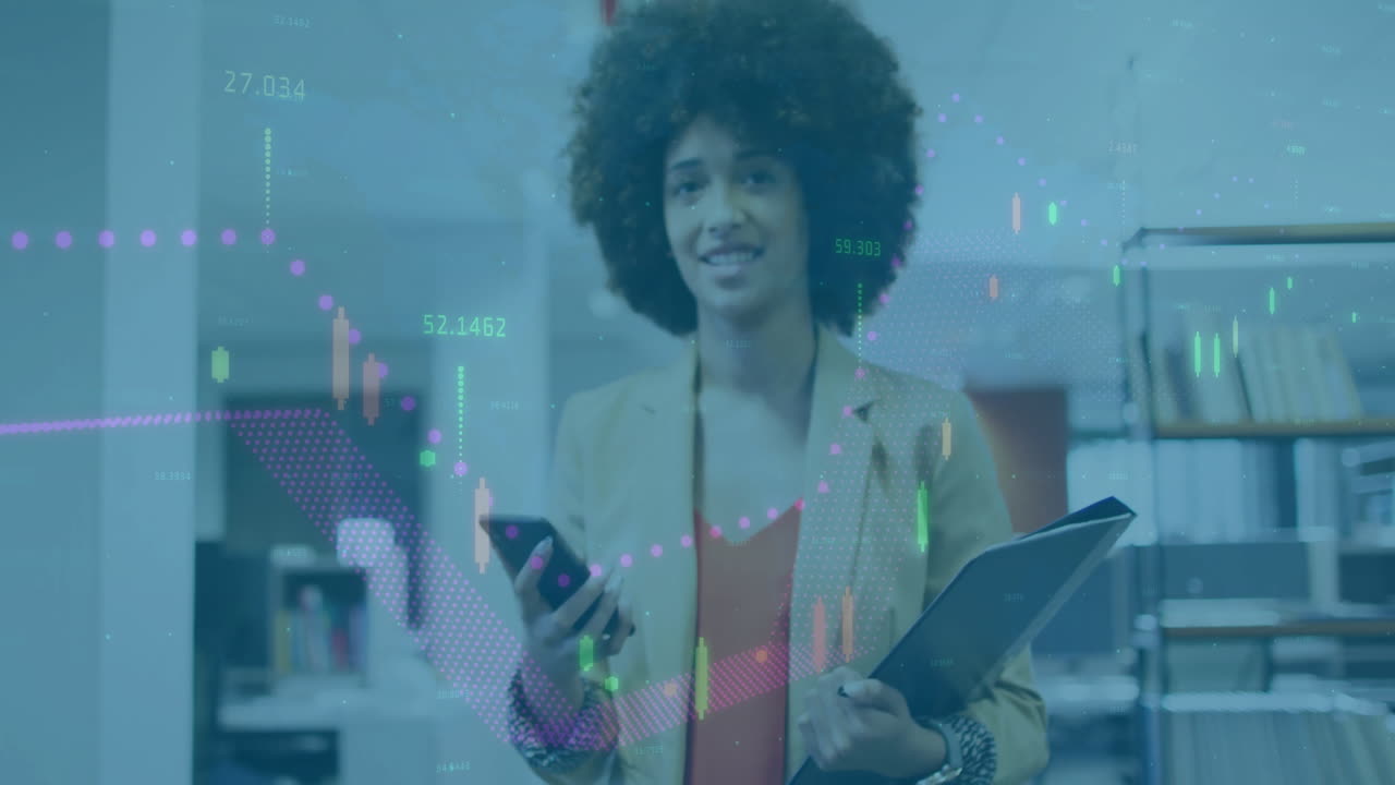 con smartphone e documenti, donna d'affari con animazione di elaborazione di dati finanziari
