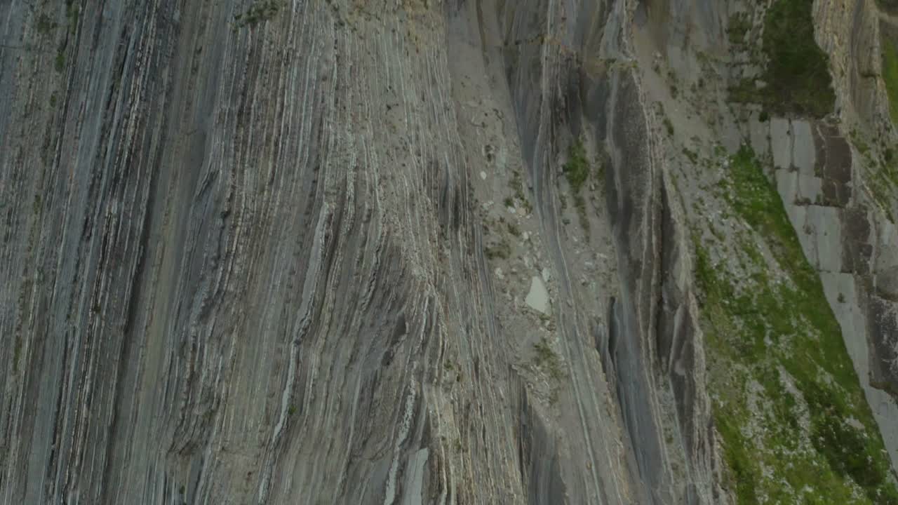el pedestal del avión no tripulado asciende rocas flysch acantilados marinos en zumaia españa, inclinarse hacia abajo
