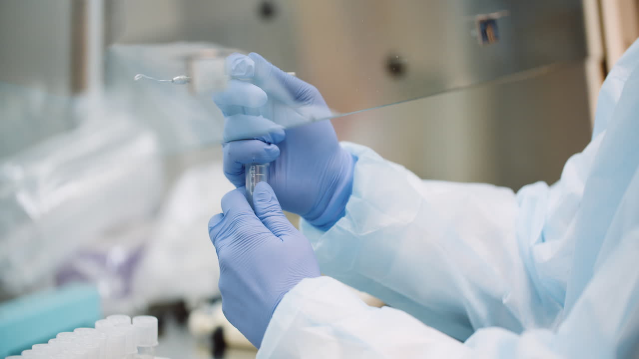 ученый, анализирующий пробирки в лаборатории