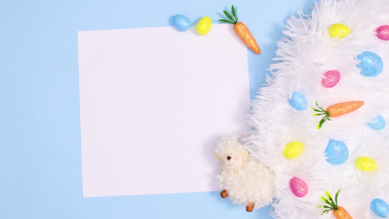 Ovos de Páscoa aparecem em tecido fofo sobre fundo azul pastel com um bilhete de papel. Flat lay em stop motion