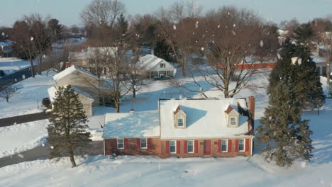 Brick-Cape-Cod-Nach-Hause-Im-Winterschnee