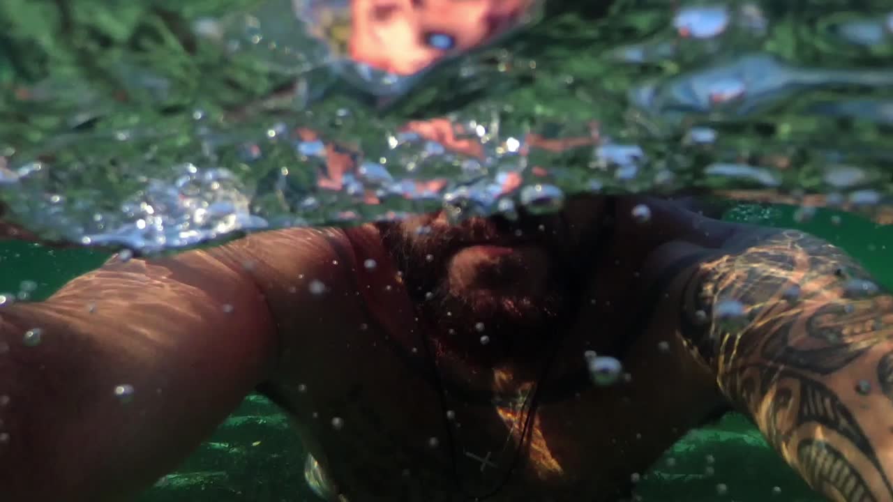 바다에서 수영하는 남자