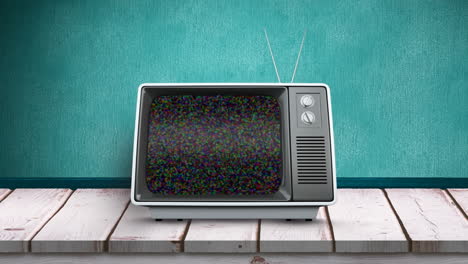 fernseher auf einem holztisch ohne kanal