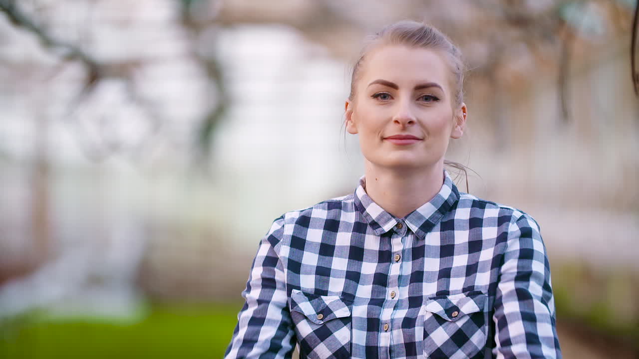 농장 5에서 농업 사업 성공적인 웃는 농부 정원사