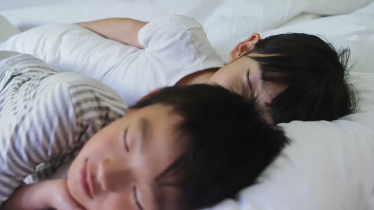 침실 4k의 침대에서 함께 자는 가족