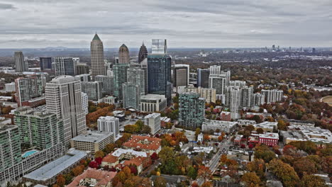 Atlanta-Antena-V754-Estableciendo-Un-Paso-Elevado-De-Drones-Y-Alrededor-Del-Centro-De-La-Ciudad-Capturando-El-Paisaje-Urbano-Del-Centro-Y-Los-Vecindarios-Circundantes-Durante-La-Temporada-De-Otoño---Filmado-Con-Mavic-3-Cine---Noviembre-De-2021