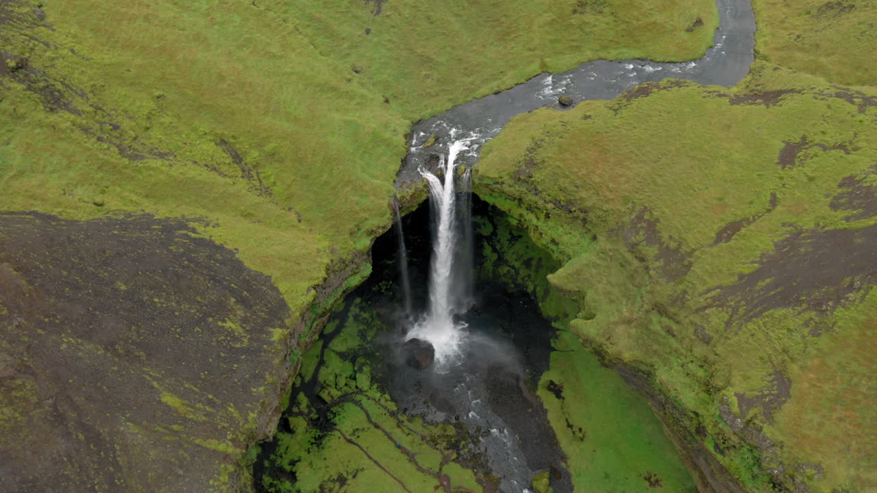 vista aérea de la cascada kvernufoss en islandia durante un día nublado