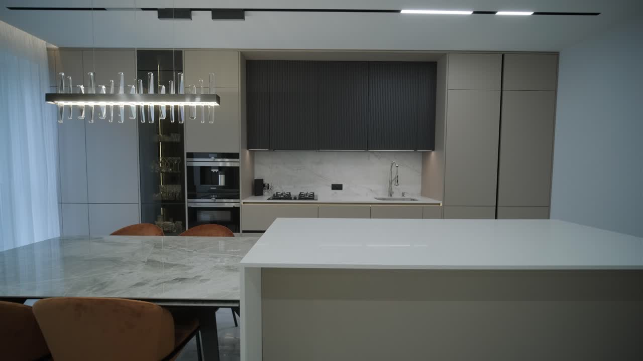 Interni di cucina moderna con zona giorno integrata.