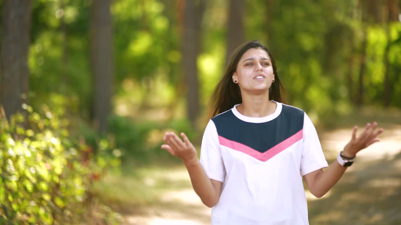 una adolescente en un bosque