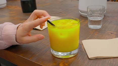 jugando con pajillas para jugo de naranja