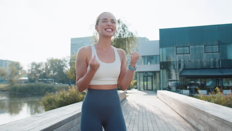 Sportlich-Fitte-Läufer-Feiern-Erfolg-Sieg-Schrei-Jubelt-Triumph-Sieg-Marathon-Rennen-Im-Stadtpark